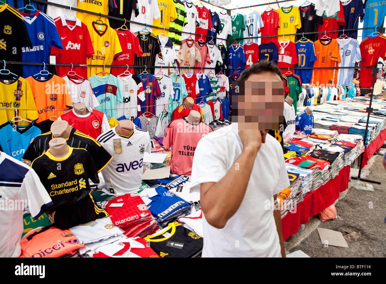 Merci contraffatte e fake merce in vendita ai turisti in un mercato turco Foto Stock