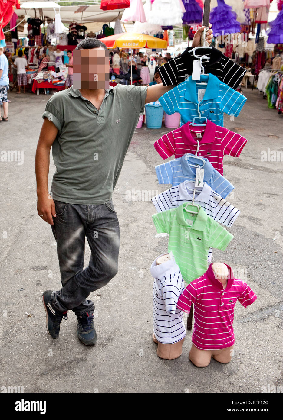 Merci contraffatte e fake merce in vendita ai turisti in un mercato turco Foto Stock