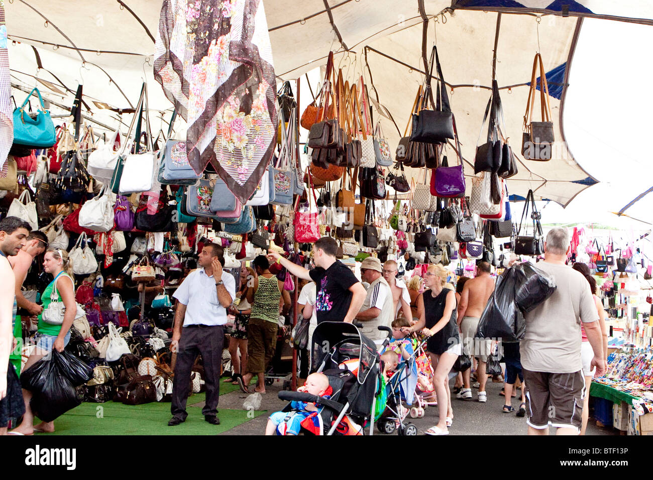 Merci contraffatte e fake merce in vendita ai turisti in un mercato turco Foto Stock