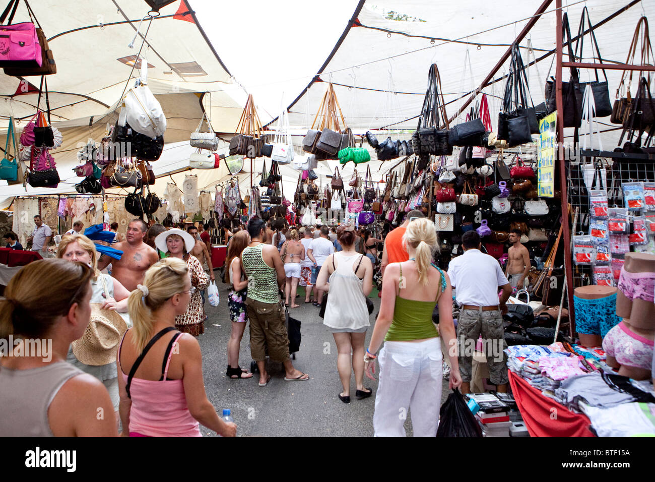 Merci contraffatte e fake merce in vendita ai turisti in un mercato turco Foto Stock