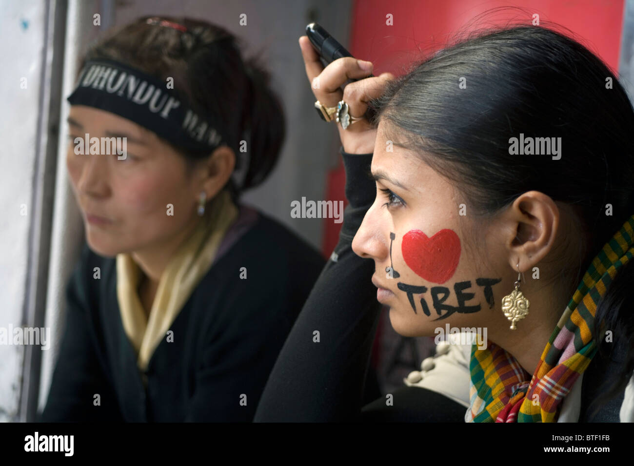 Giovane giornalista la registrazione con I-phone il discorso all'insurrezione del giorno in McLeod Ganj Dharamsala, Himachal Pradesh, India. Foto Stock