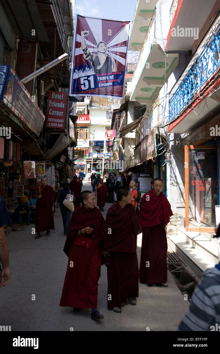 Monaci Tibetani nelle strade di McLeod Ganj Dharamsala, Himachal Pradesh, India. Foto Stock