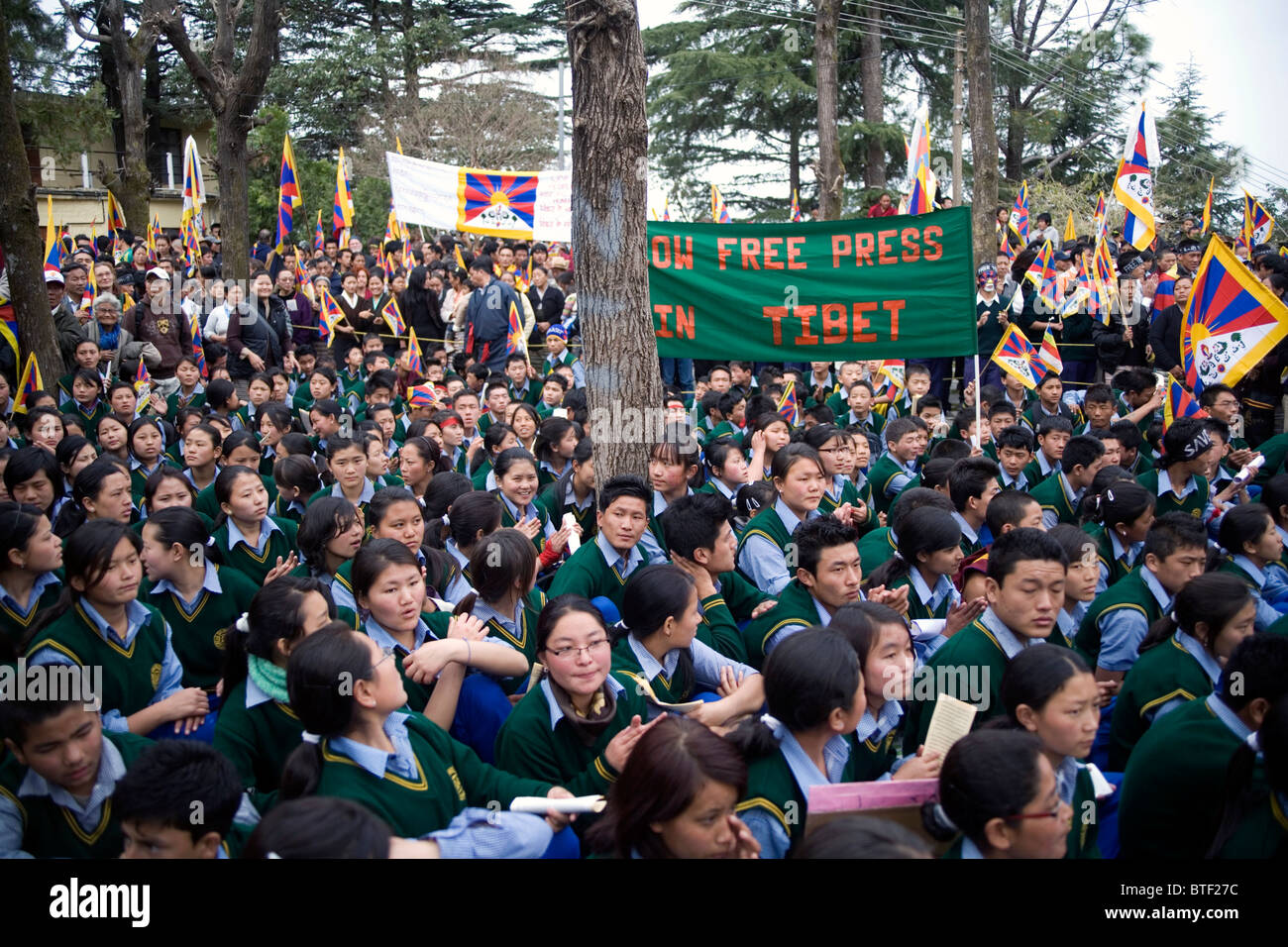 Il Tibetano studenti seduti fuori tempio Tsuglagkhang per vedere il Dalai Lama, McLeod Ganj Dharamsala, Himachal Pradesh, India. Foto Stock