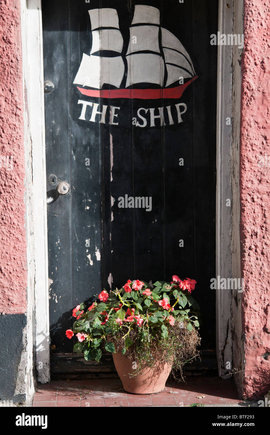 Immagine di una nave a vela sulla porta della nave Inn, Fishguard, Pembrokeshire, Wales, Regno Unito Foto Stock