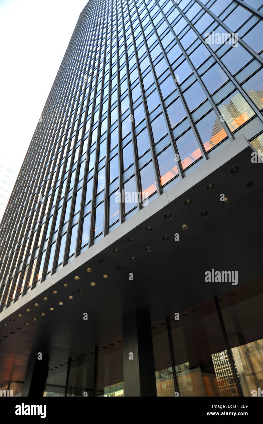 Seagram Building di Mies van der Rohe, New York. Il primo stile internazionale telaio in acciaio tenda in vetro grattacielo. Le quattro stagioni Foto Stock