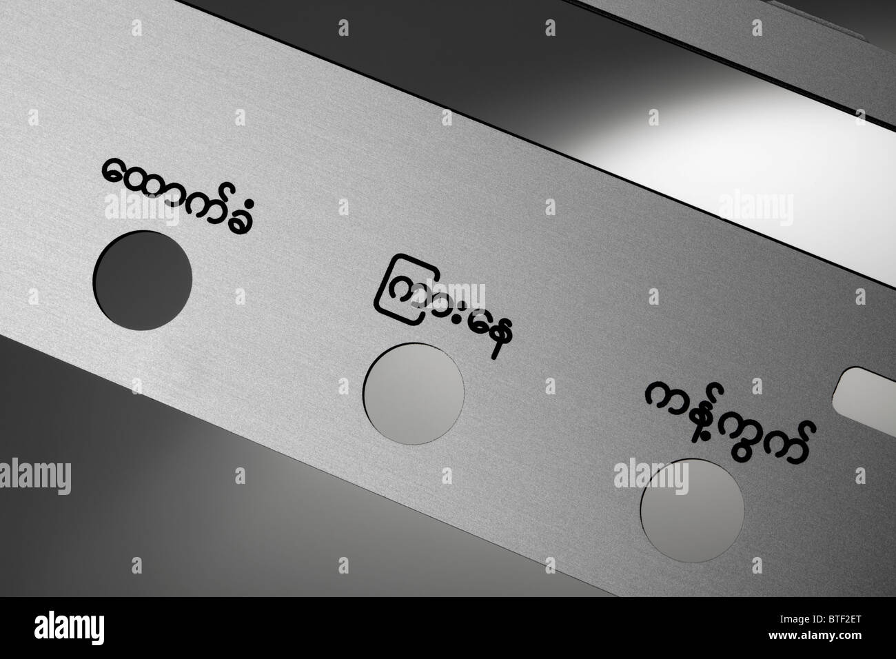 Tecnologia per conferenze, pannello operatore per le elezioni in Birmania (Myanmar), caratteri birmano, serigrafia su alluminio Foto Stock
