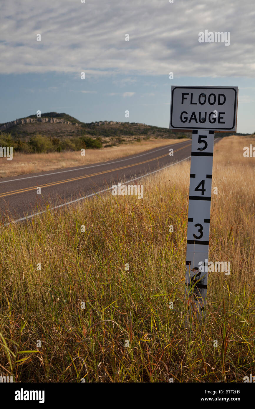 Fort Stockton, Texas - un indicatore di inondazione in un punto basso su una autostrada che avvisa i conducenti della profondità dell'acqua in caso di alluvione. Foto Stock