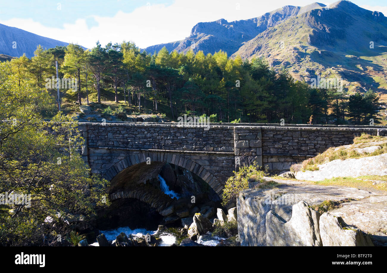 Ogwen Valley Conwy Galles del Nord Regno Unito ottobre Arfon Ogwen che scorre sotto il vecchio ponte a cavallo di cavallo di cavallo di cavallo di cavallo di cavallo di cavallo di cavallo di cavallo di cavallo di cavallo di cavallo di cavallo di cavallo di cavallo di cavallo di cavallo di cavallo di cavallo Foto Stock