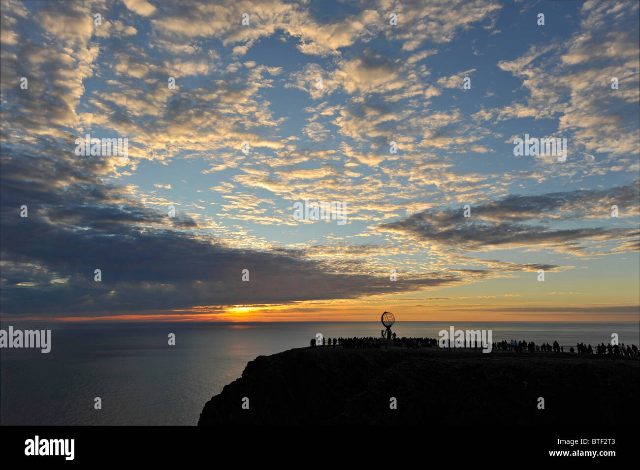 Raduno di persone sul Capo Nord a guardare il sole di mezzanotte Finnmark, nel nord della Norvegia Foto Stock