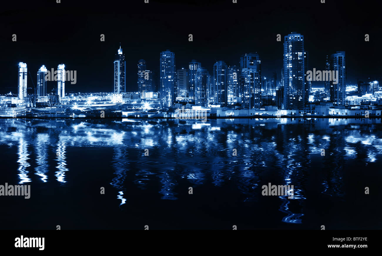 Città di notte, scena panoramica del centro cittadino di riflesso in acqua, Dubai Foto Stock