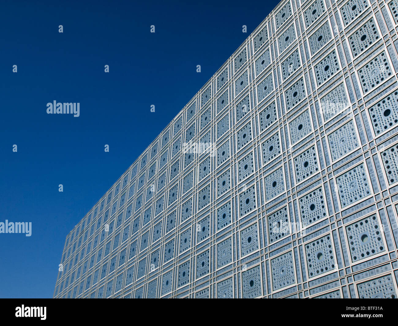 Vista esterna del sensibile alla luce di facciata e finestre nell'Institut du Monde Arabe a Parigi Francia architetto Jean Nouvel Foto Stock