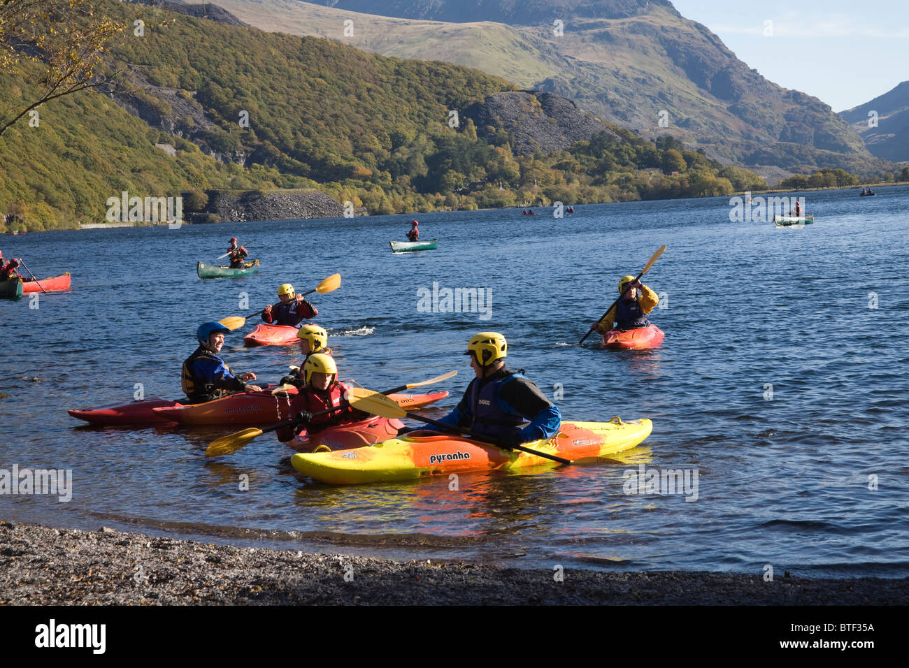 Llanberis Gwynedd Galles del Nord insegnanti giovani allievi come per il controllo di un kayak sul lago di Padarn Foto Stock