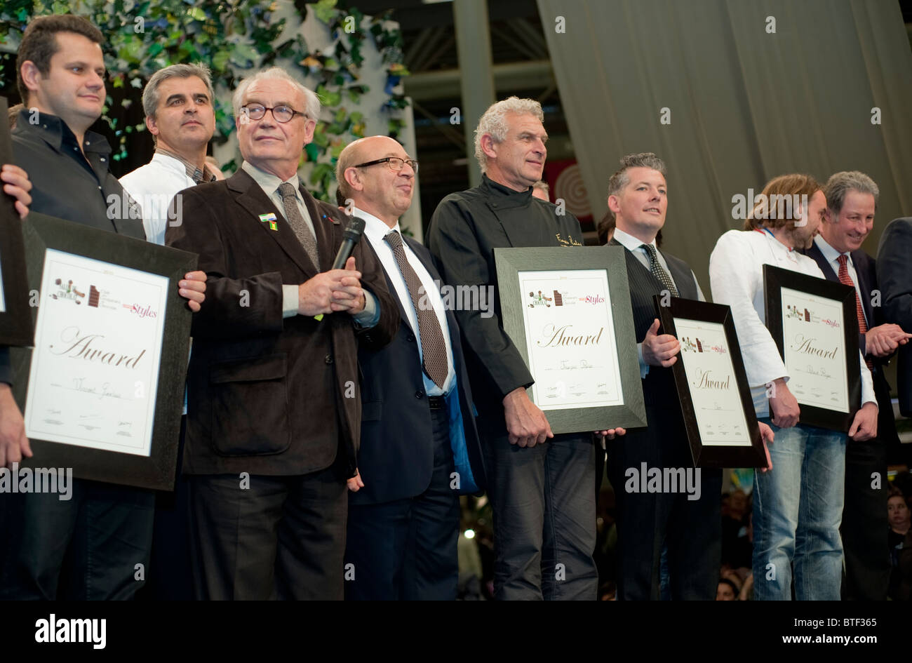 PARIGI, FRANCIA, grandi gruppi, in piedi sul palco, chef francesi vincitori di premi alla cerimonia, Gourmet Chocolat Trade Show, Foto Stock