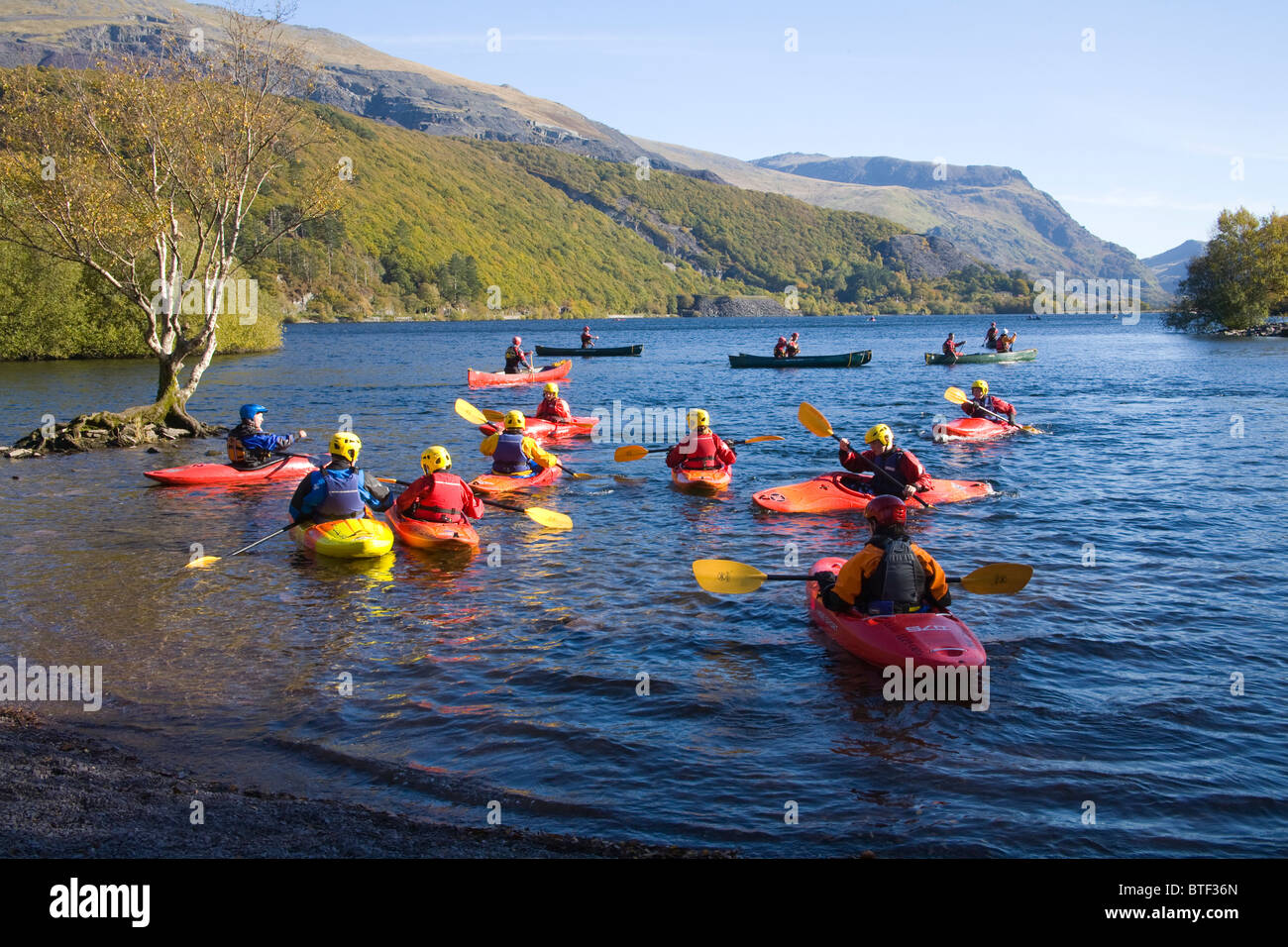 Llanberis Gwynedd Galles del Nord insegnanti giovani allievi come per il controllo di un kayak sul lago di Padarn Foto Stock