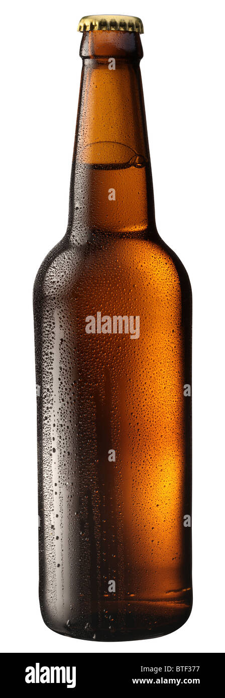 Bottiglia di birra con gocce su sfondo bianco. Il file contiene un percorso di taglio. Foto Stock