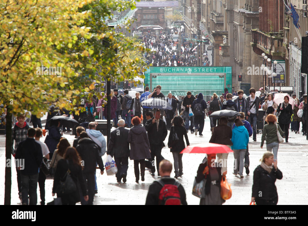 Buchanan Street, Glasgow centro città, persone a piedi in autunno, Scozia, Regno Unito Foto Stock