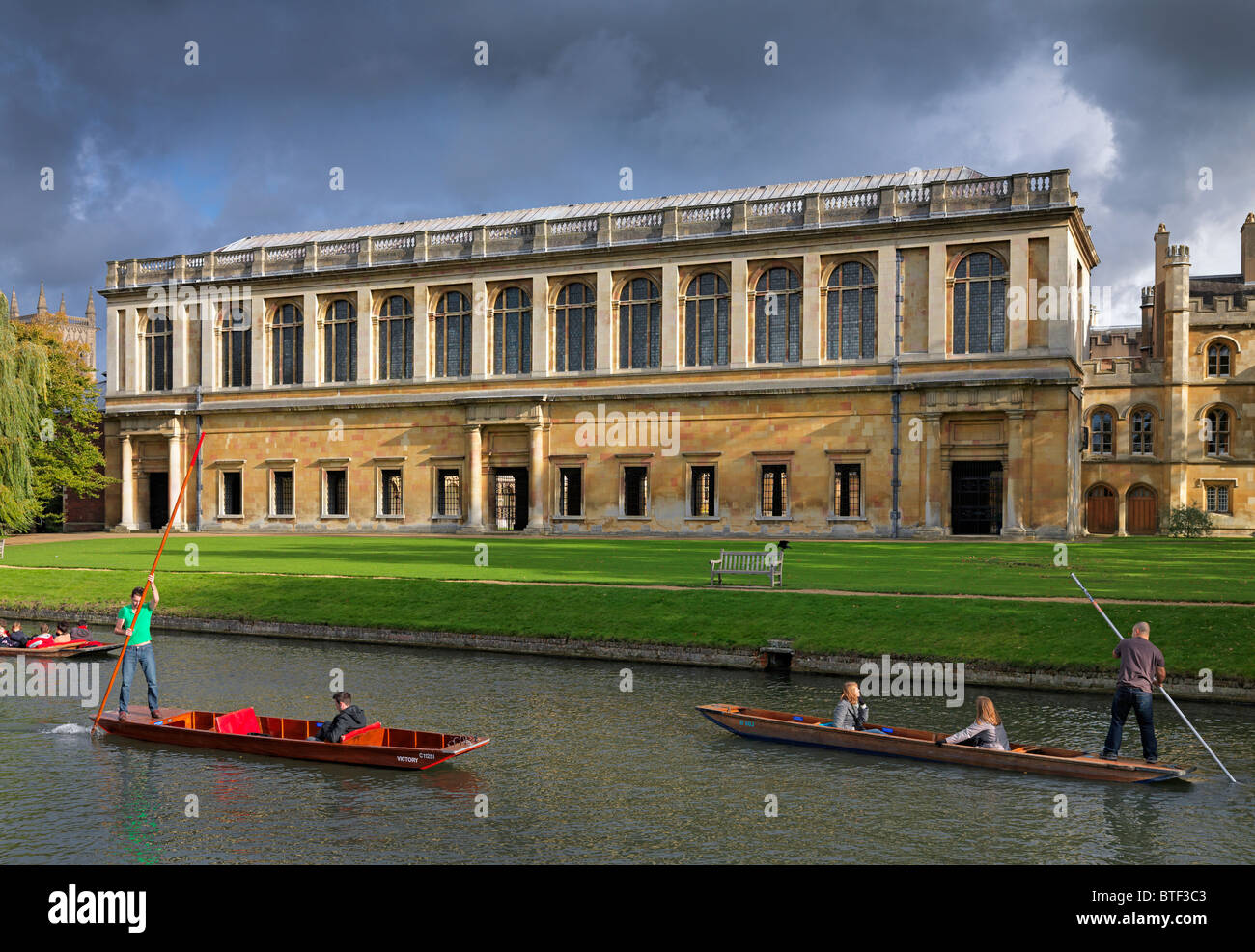 La Wren Library del Trinity College di Cambridge con punting nella parte anteriore lungo il fiume Cam Foto Stock