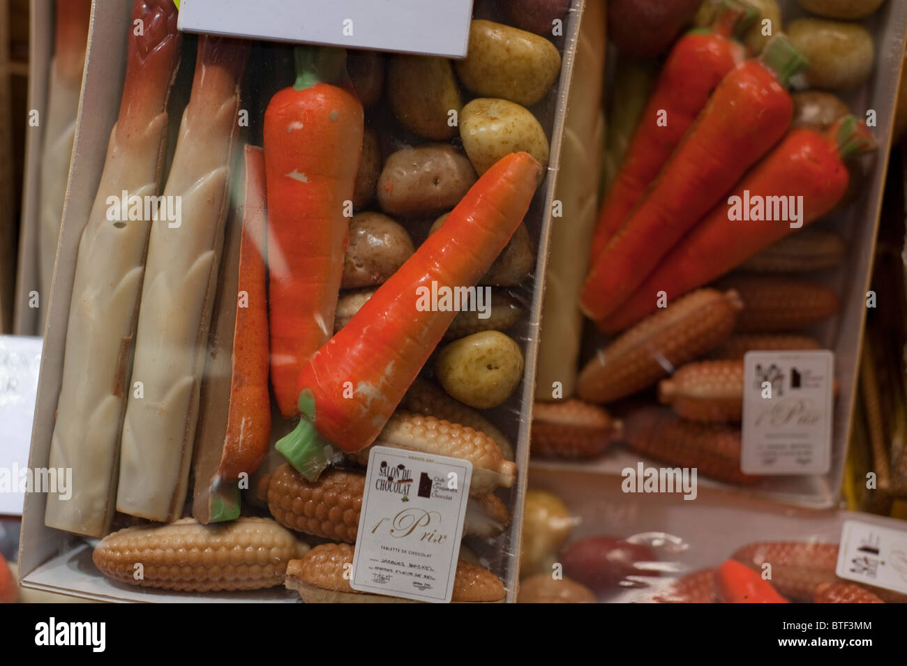 PARIGI, FRANCIA, Salon du Chocolat: Festival del cioccolato gourmet, "Jacque Bockel", forme alimentari insolite, verdure al cioccolato, scultura del cioccolato al salone Foto Stock