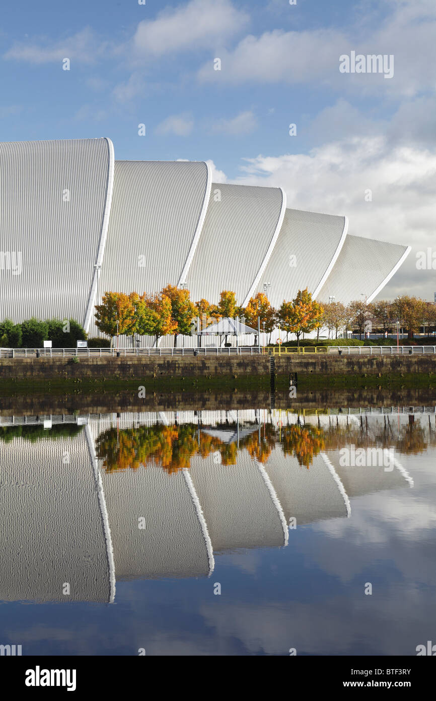 SEC Armadillo / Clyde Auditorium accanto al fiume Clyde in autunno, Glasgow, Scozia, Regno Unito Foto Stock