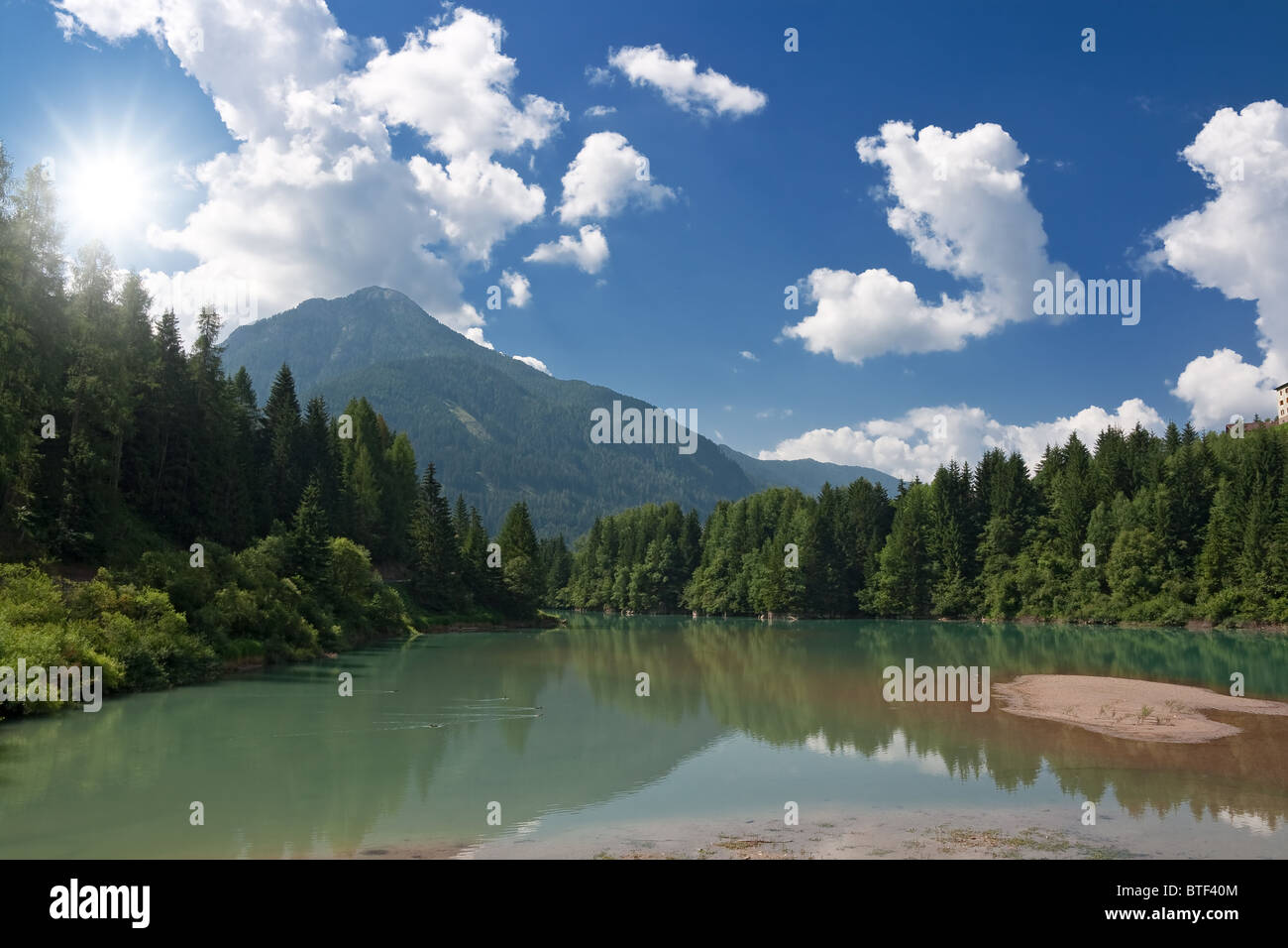 Estate vista del lago di Soraga in Val di Fassa Trentino, Italia Foto Stock