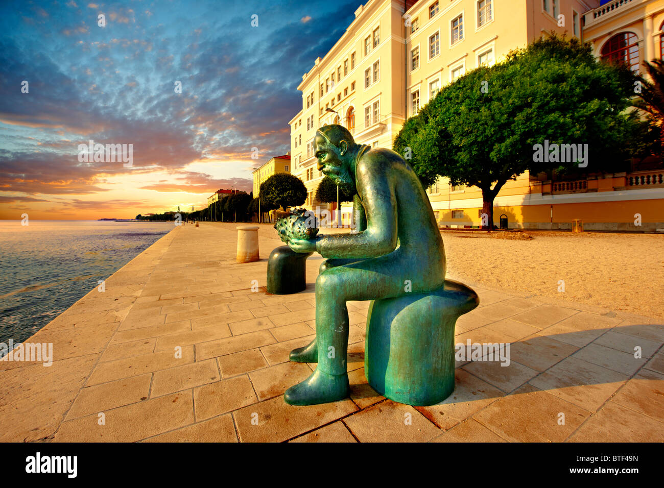 Neo Classico lungomare austriaco con 'il vecchio uomo di mare statua', Zadar, Croazia Foto Stock