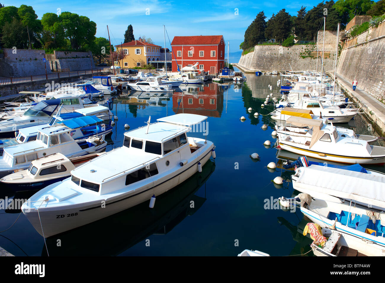 Zadar Harbour nel suo antico fossato. Croazia Foto Stock