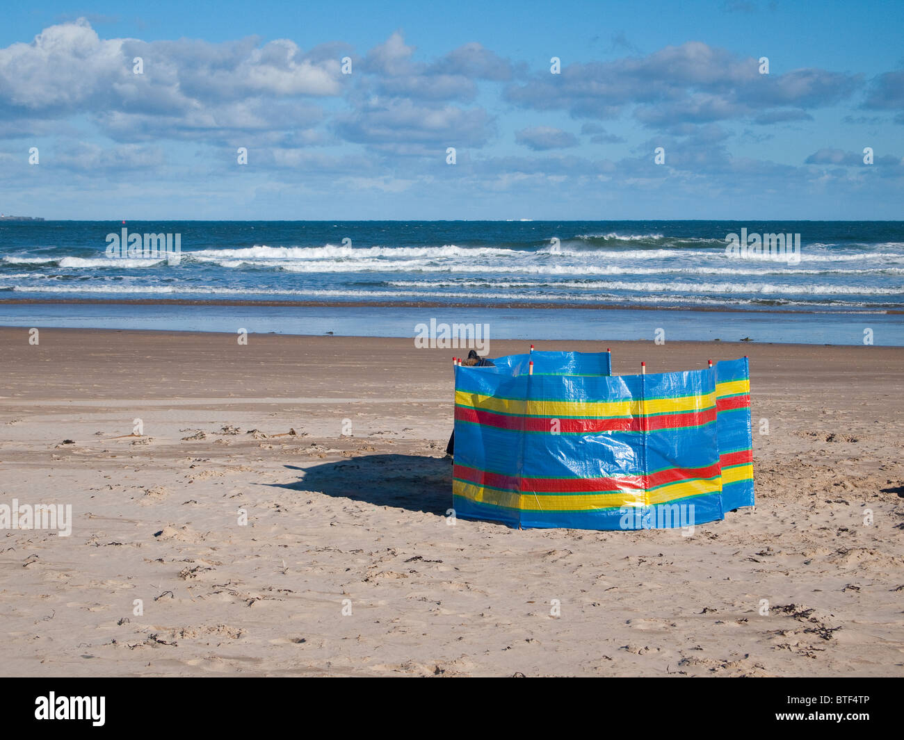 Il frangivento sulla spiaggia Bamburgh, Northumberland Foto Stock
