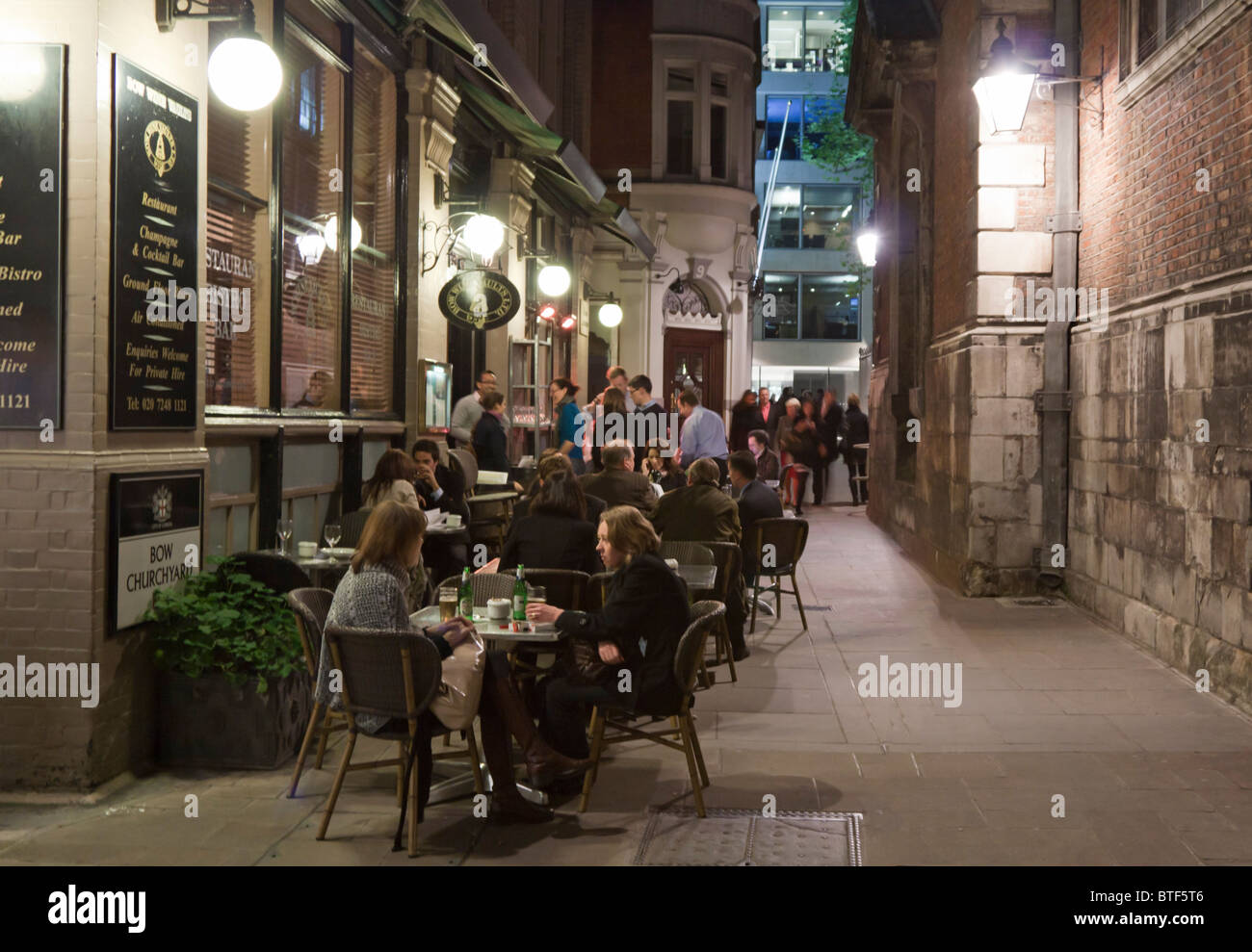 I lavoratori della città di bere al di fuori del Pub - City of London Foto Stock