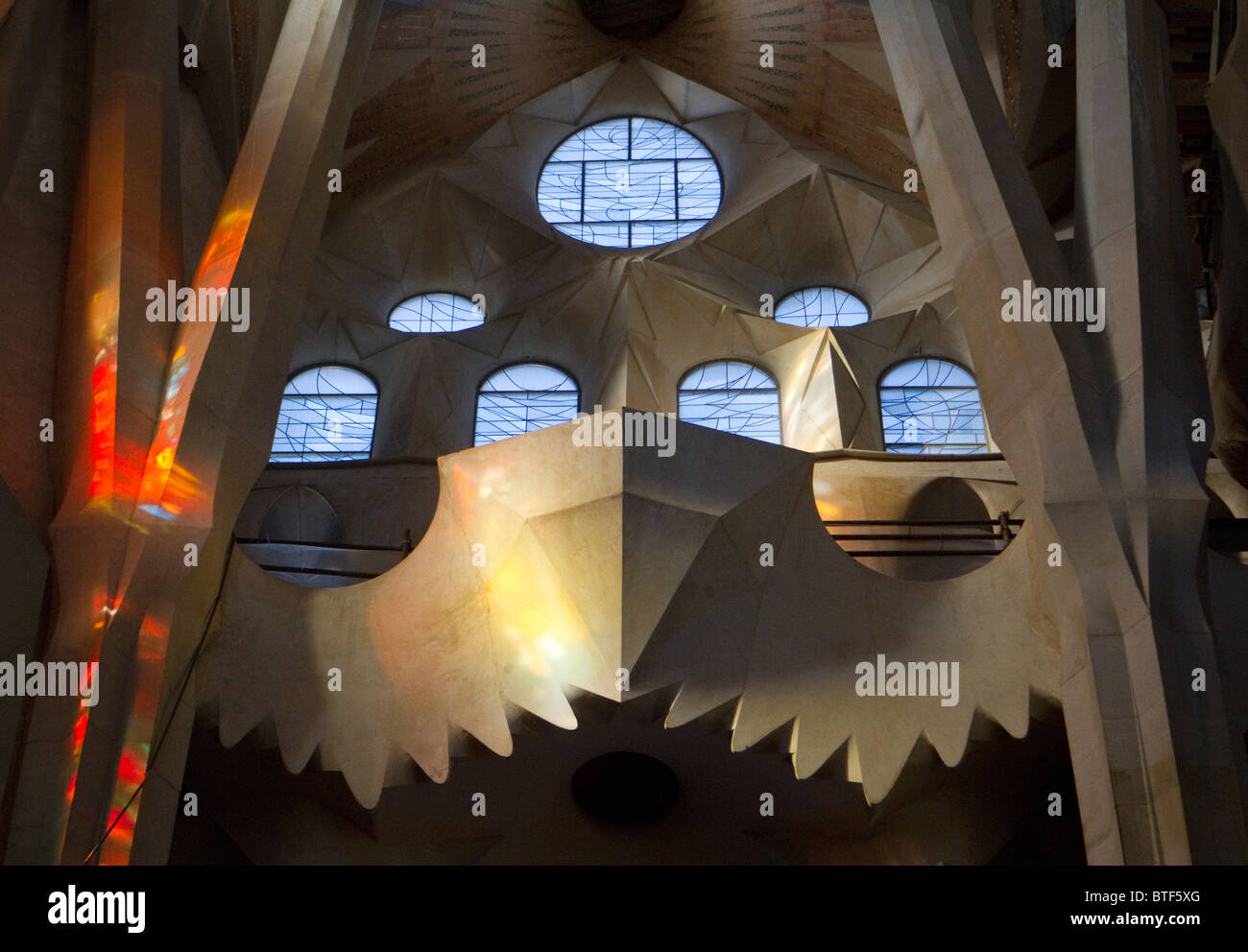 Boatplike dettaglio di una finestra in corrispondenza della Cattedrale della Sagrada Familia di Gaudi, illuminate dalla luce del sole attraverso le vetrate colorate delle Foto Stock