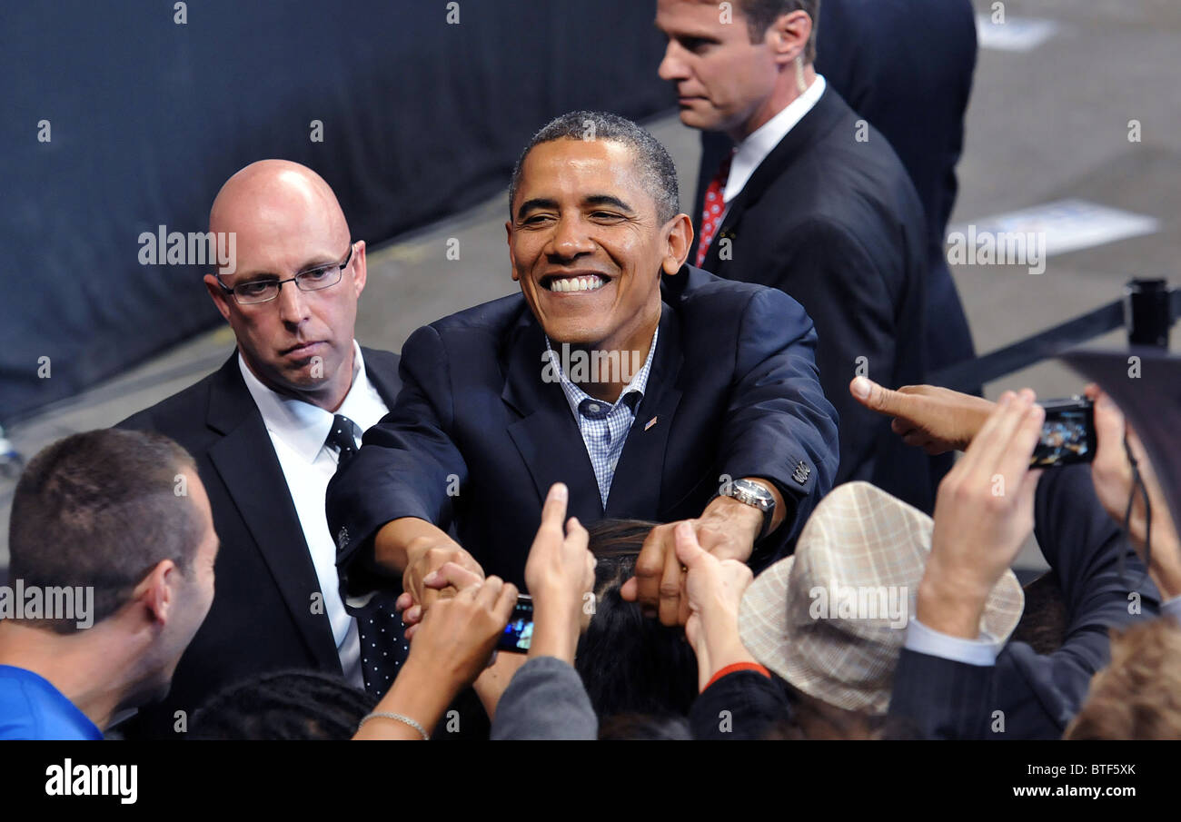 Il presidente Barack Obama lavora la folla dopo aver parlato in un rally il supporto di Connecticut candidati democratici in CT Foto Stock