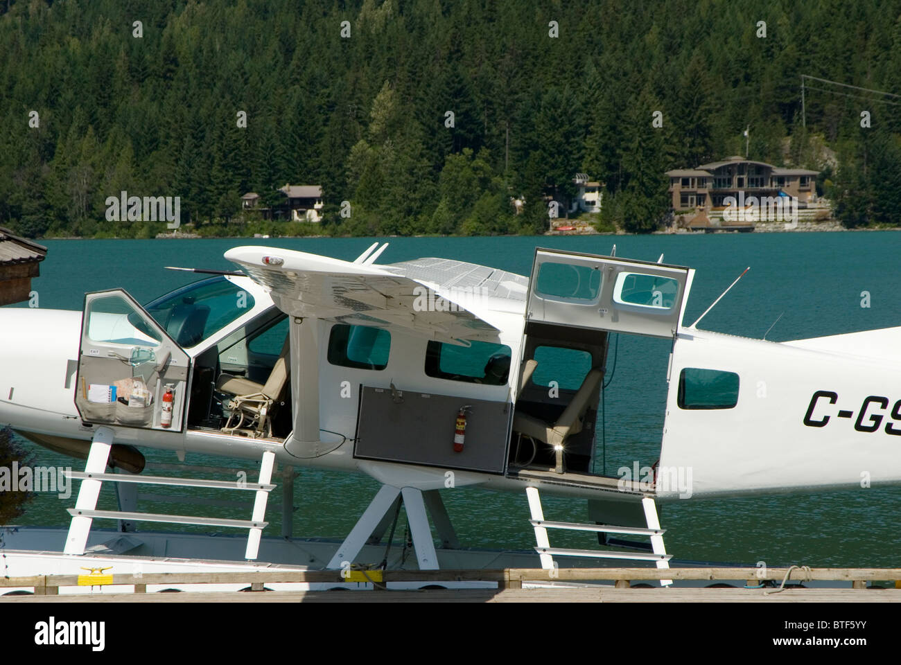 Float Plane agganciata sull'acqua con le porte aperte in attesa di carico, Lago Verde, Whistler, British Columbia, Canada Foto Stock