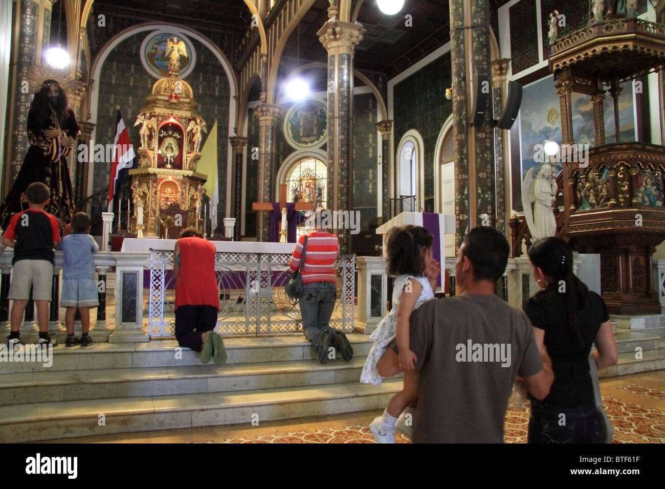 La gente del luogo pregando in La Basílica de Los Angeles, Cartago, Costa Rica Foto Stock