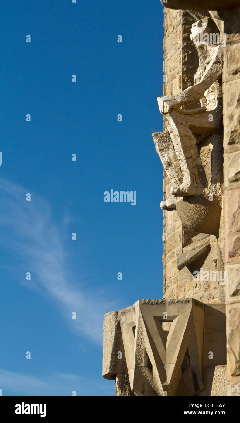 Scultura di Subirachs dell Apostolo San Bartolomeo alla Cattedrale della Sagrada Familia di Gaudi Foto Stock