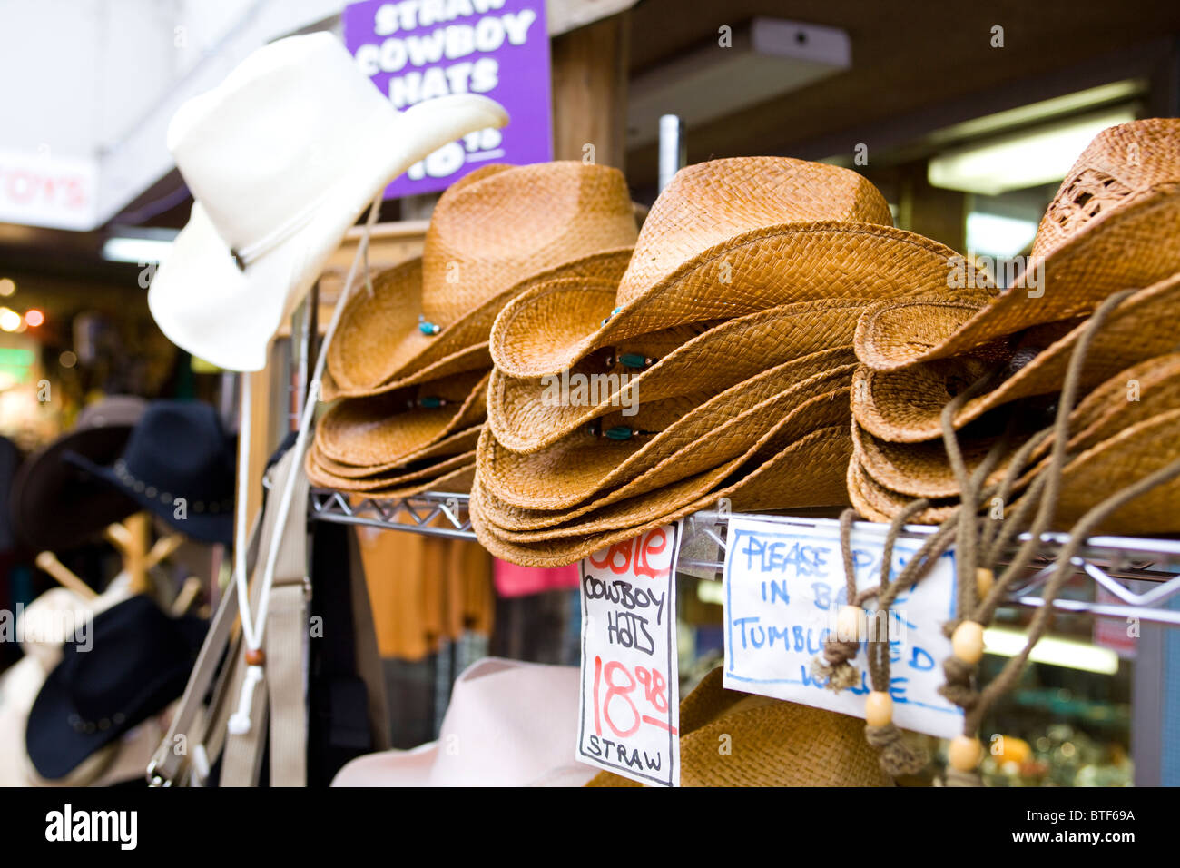 Paglia cappelli da cowboy in vendita Foto Stock