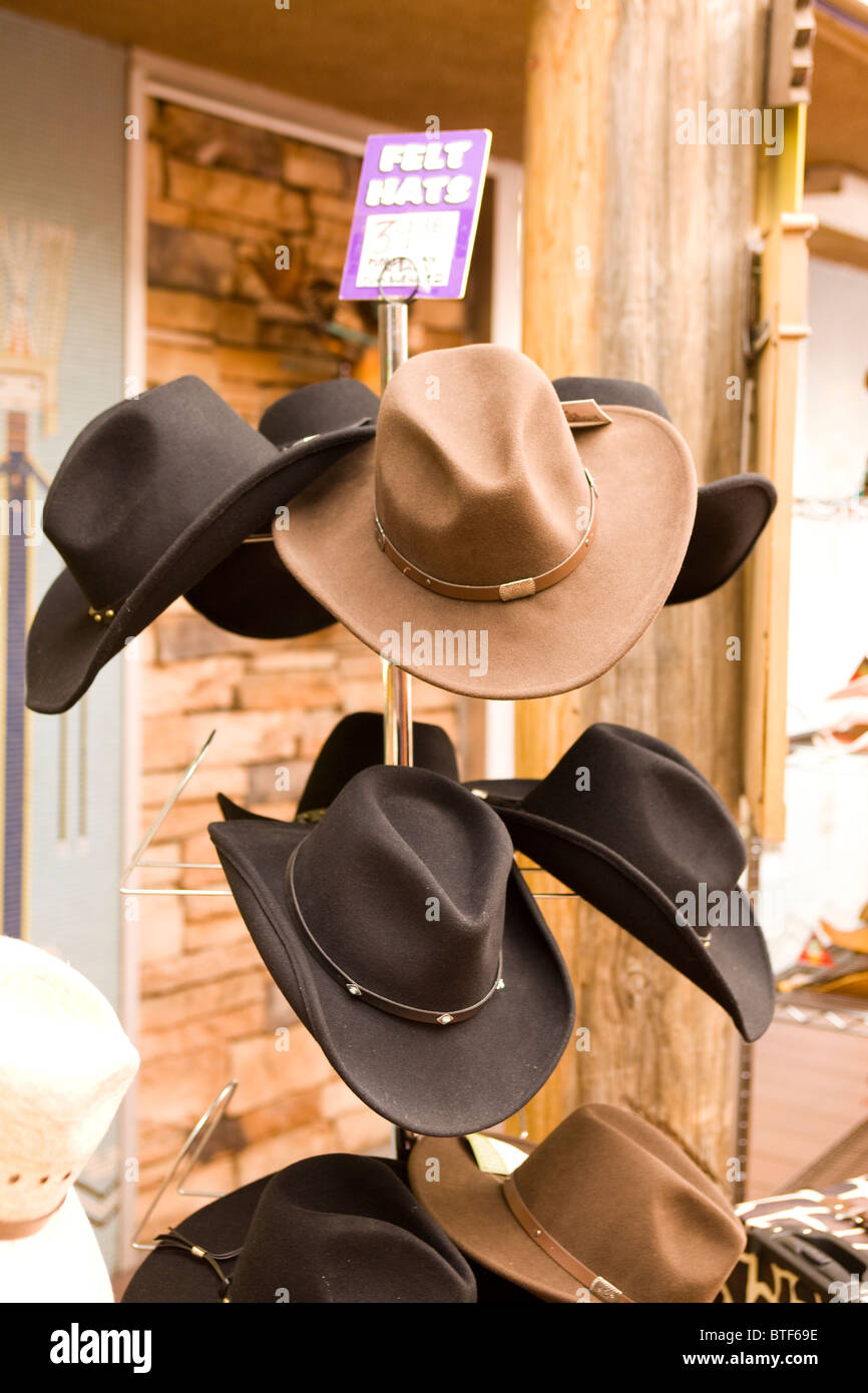 Feltro cappelli da cowboy su hatstand Foto Stock