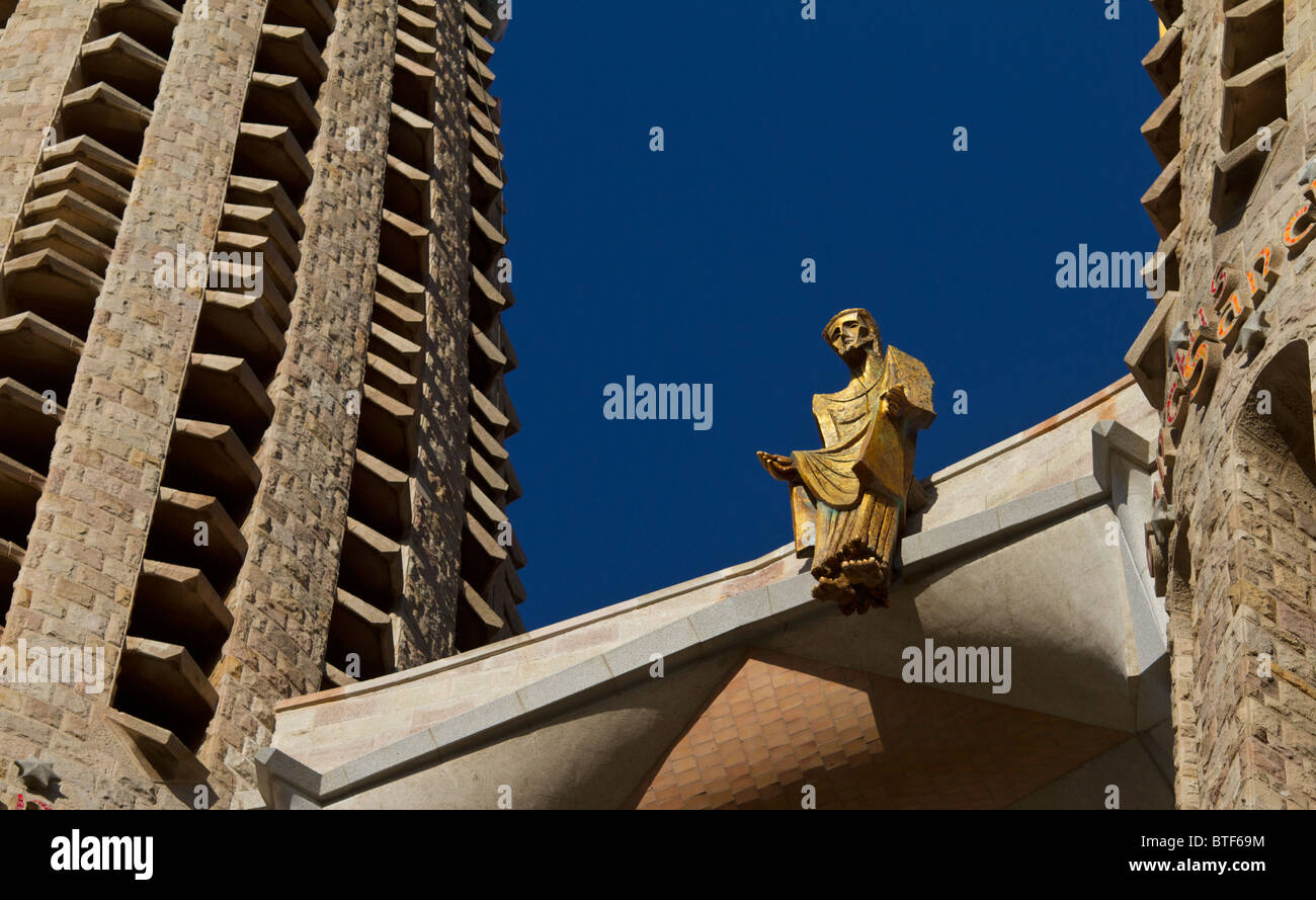 La Sagrada Familia di Gaudi che mostra la figura del Cristo risorto da Subirachs seduto su un contrafforte Foto Stock