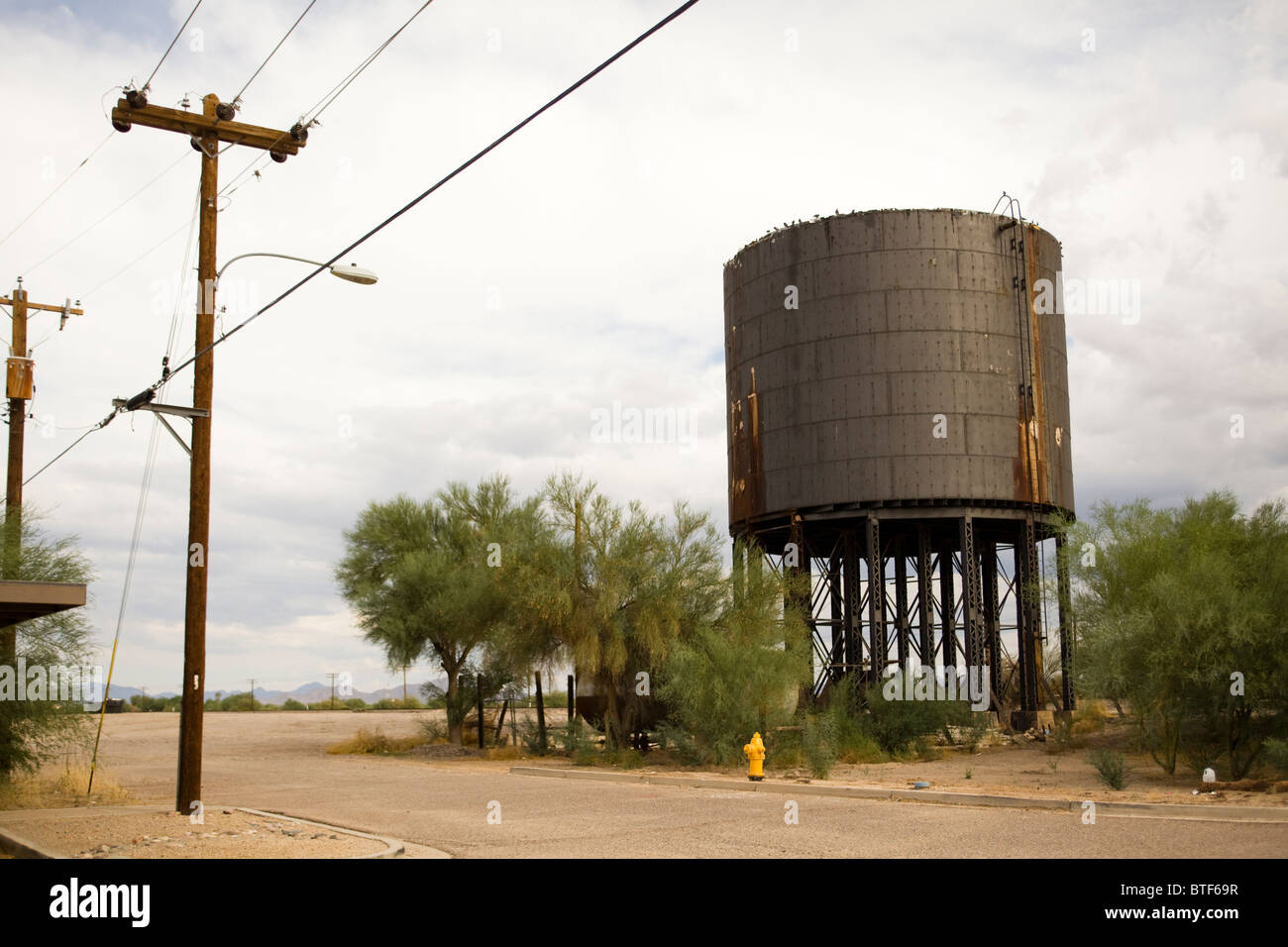 Vecchio arrugginito serbatoio acqua nelle zone rurali del deserto città - Arizona, Stati Uniti d'America Foto Stock