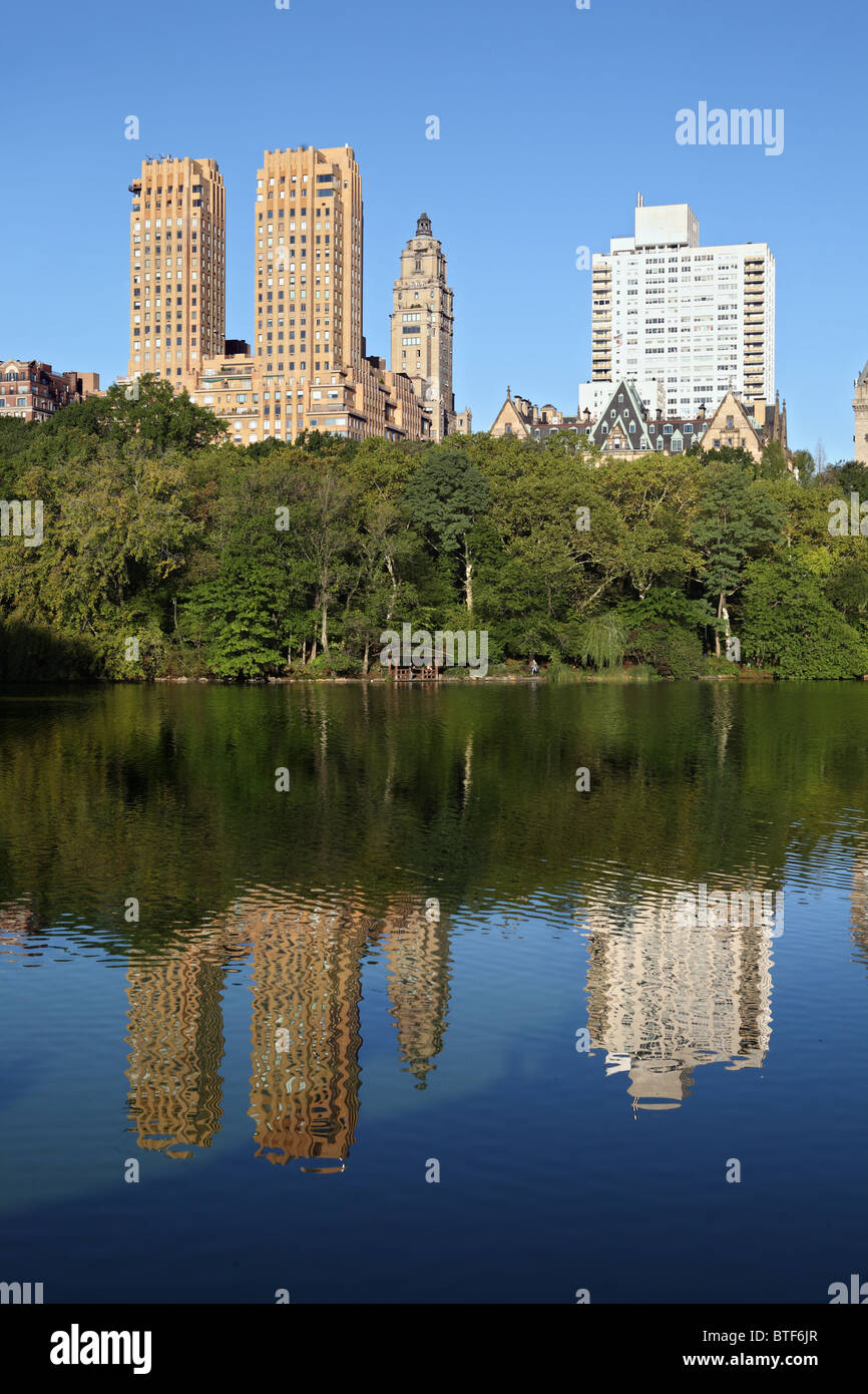 Edifici di appartamenti si riflette nel lago, al Central Park di New York, Stati Uniti d'America Foto Stock