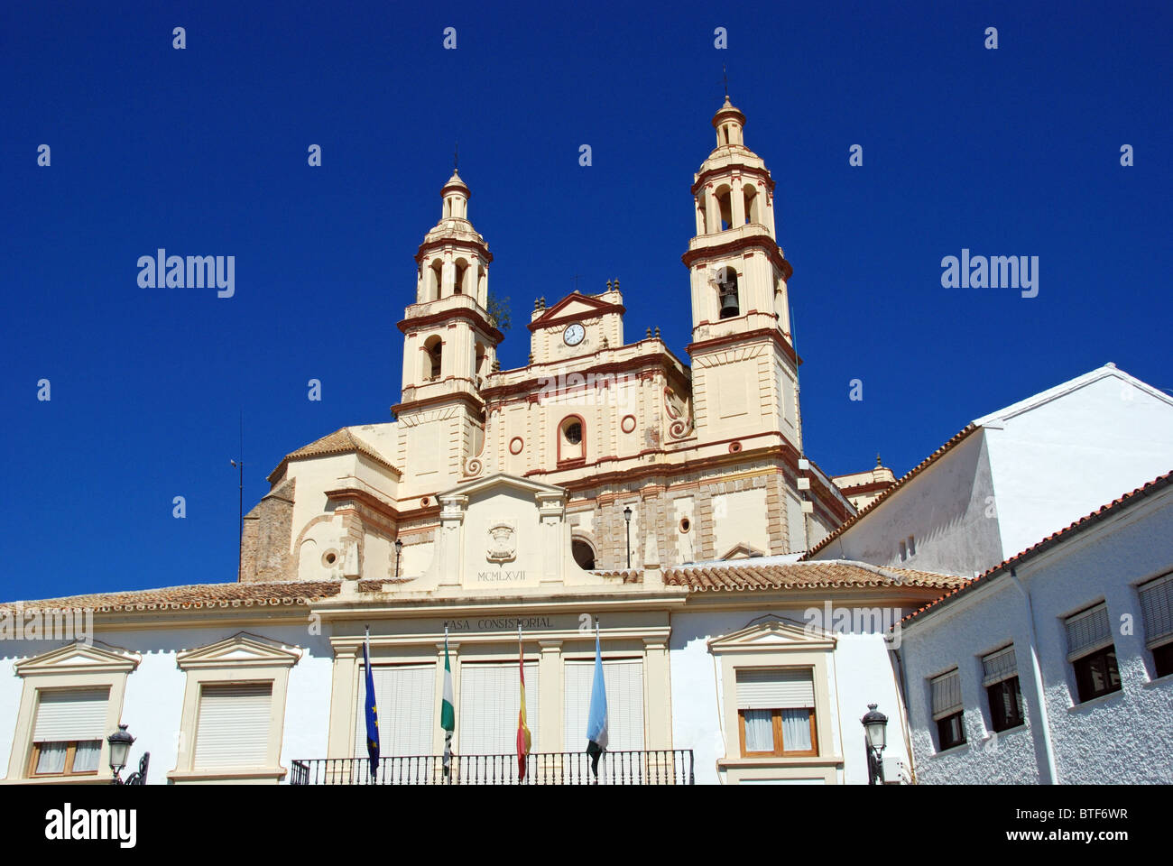 La chiesa, Pueblo Blanco, Olvera, la provincia di Cadiz Cadice, Andalusia, Spagna, Europa occidentale. Foto Stock