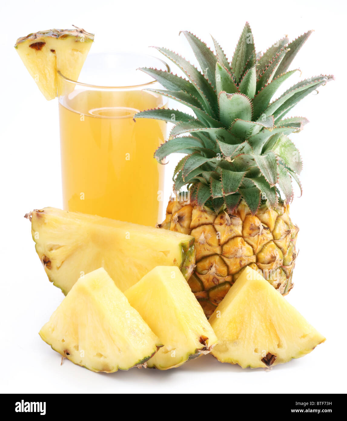 Bicchiere pieno di ananas fresco e succo di ananas frutta nella parte anteriore. Foto Stock