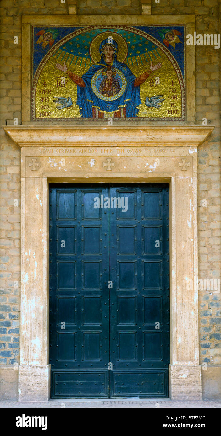 Grottaferrata, Lazio, l'Italia, San Nilo il Giovane (San Nilo da Rossano) ortodossi chiesa cattolica porta con mosaico. Foto Stock