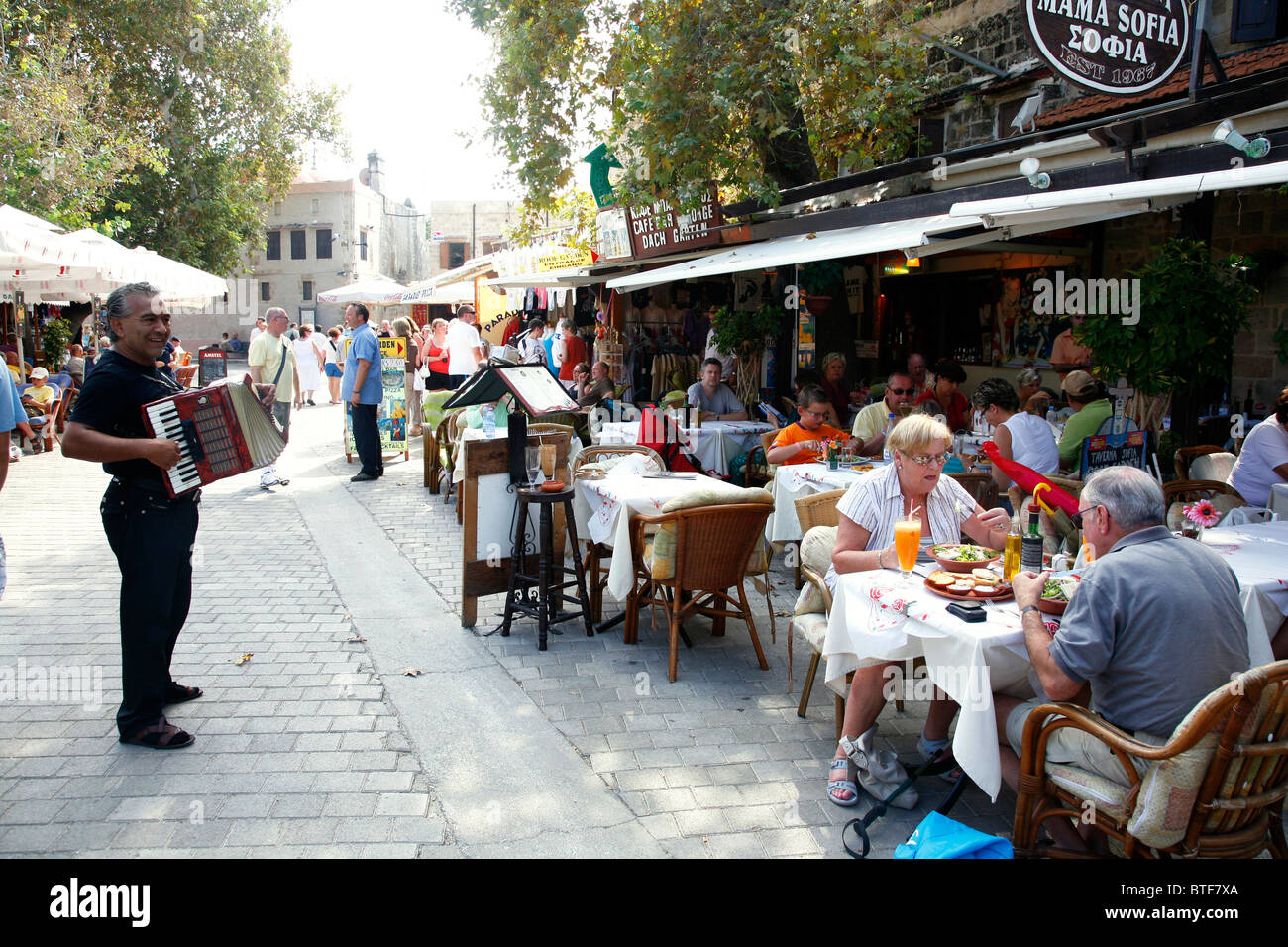 La gente seduta al ristorante Taverna a Rodi città vecchia, Rodi, Grecia. Foto Stock