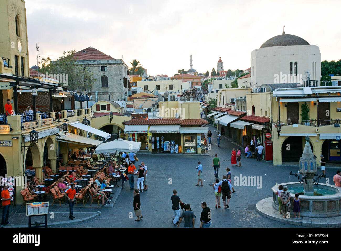 Fontana nella piazza di Ippocrate, Rodi città vecchia, Rodi, Grecia. Foto Stock