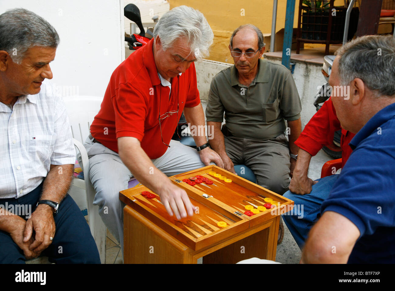 Persone di giocare a backgammon, Rodi città vecchia, Rodi, Grecia. Foto Stock