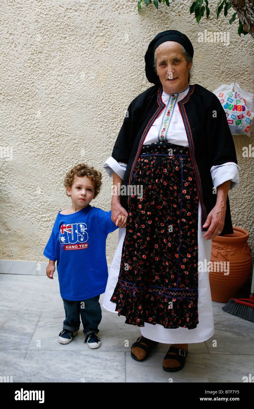 Nonna indossando abiti tradizionali in piedi con la sua nipote, Rodi città vecchia, Rodi, Grecia. Foto Stock
