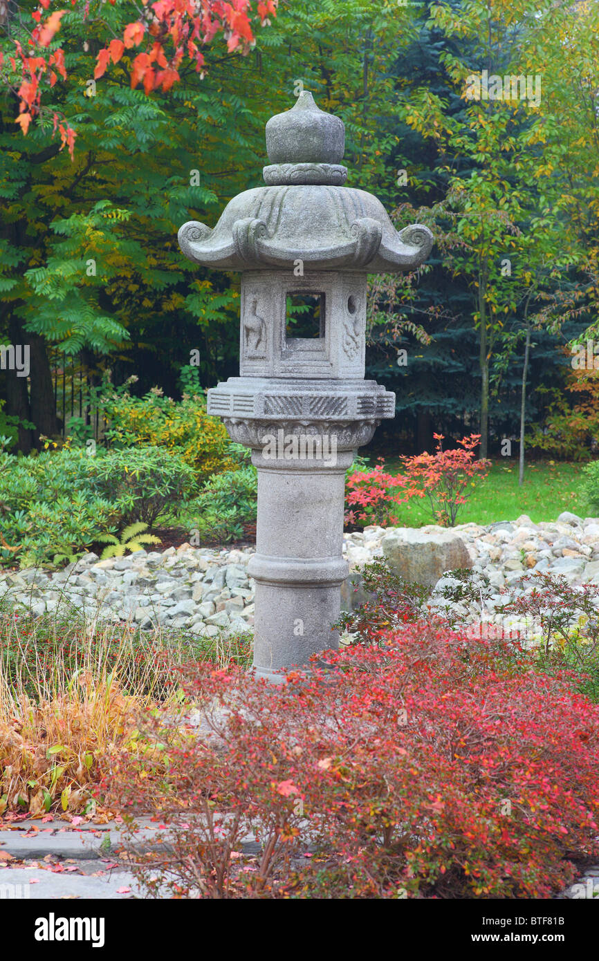 Lanterna di pietra giardino giapponese in autunno i colori dell'autunno Wroclaw Polonia Foto Stock