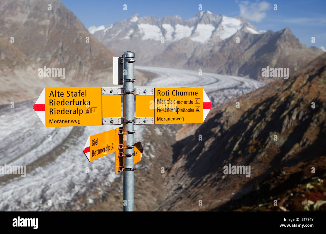 Segno di direzione nelle Alpi Foto Stock