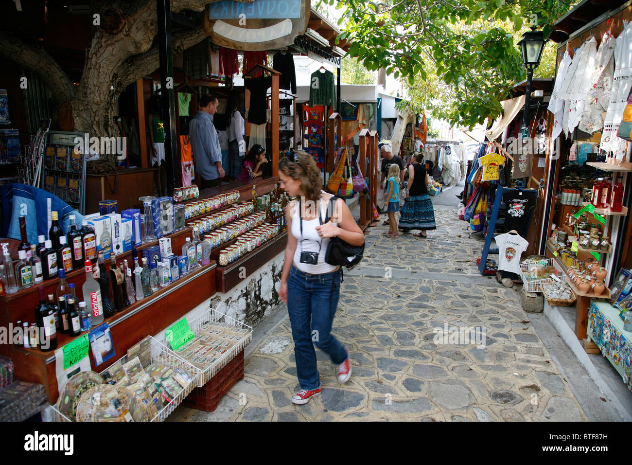Mercato con negozi di souvenir, Zia, Kos, Grecia. Foto Stock
