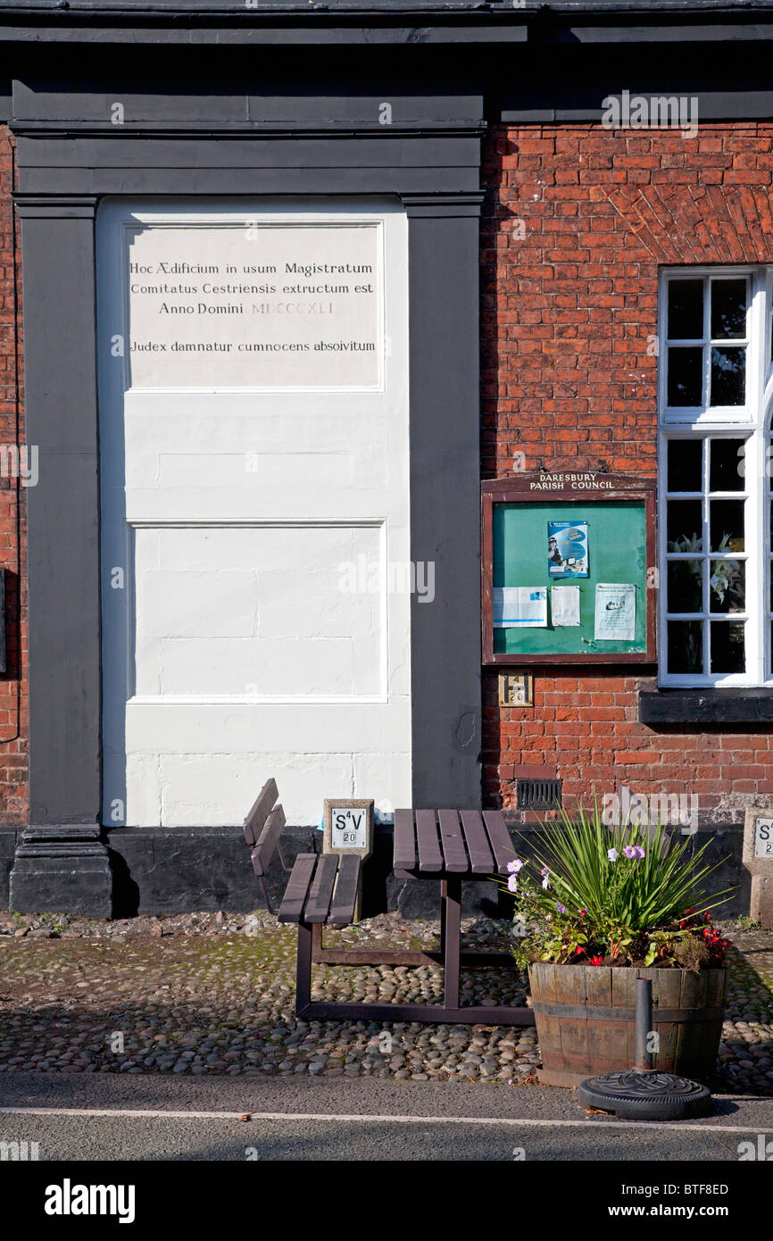 Ex courthouse con iscrizione in latino sulla porta a Daresbury, Cheshire Foto Stock