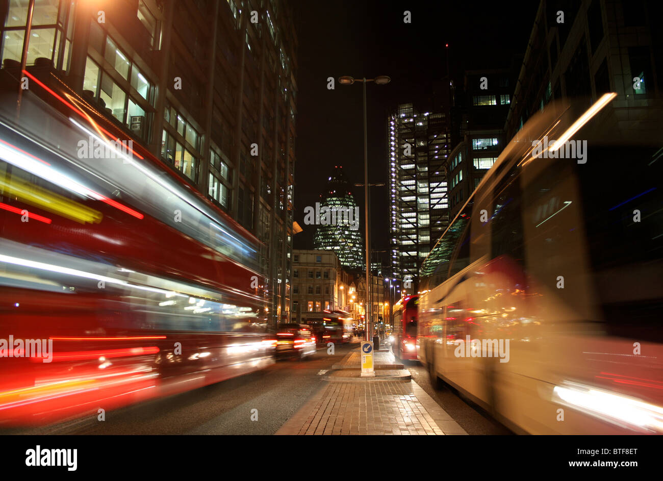 Con autobus rossi, Auto veloci e il Gherkin edificio... nulla dice "di Londra di Notte' abbastanza simili a questa dinamica di una fotografia. Foto Stock